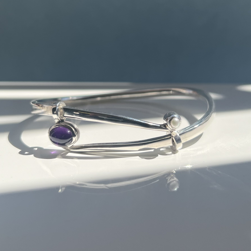 Handmade, silver 925°, bracelet from the lines series, with natural amethyst and pearl.