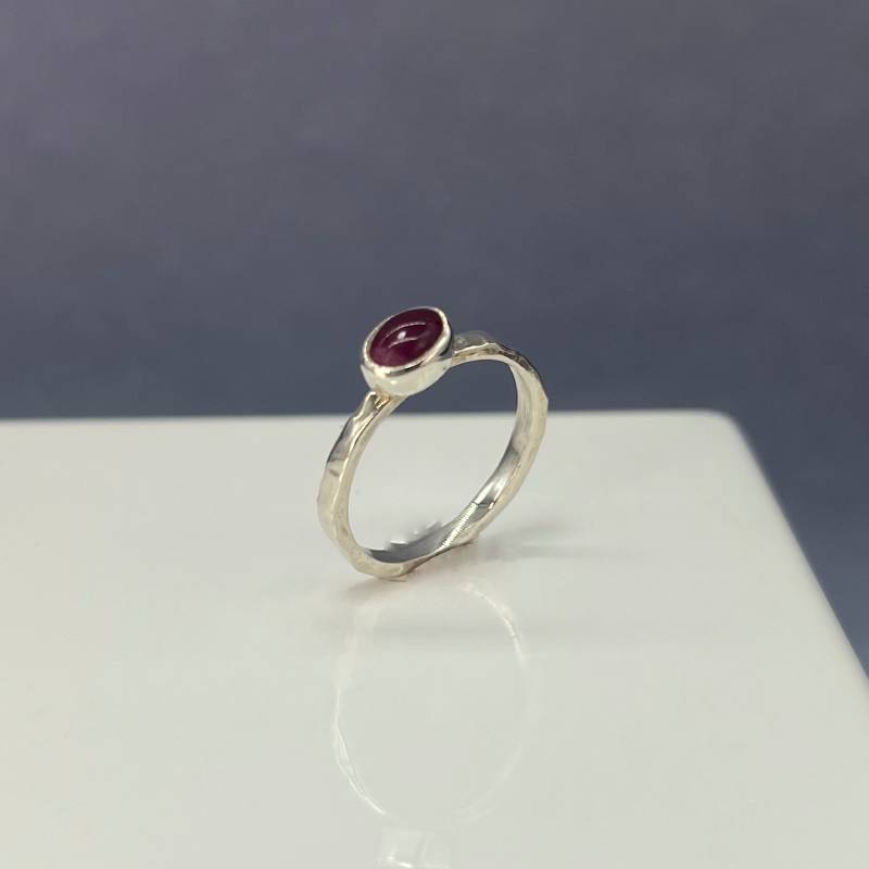 Χειροποίητο, ασημένιο 925°, δαχτυλίδι από την σειρά lines, με φυσικό ρουμπίνι.