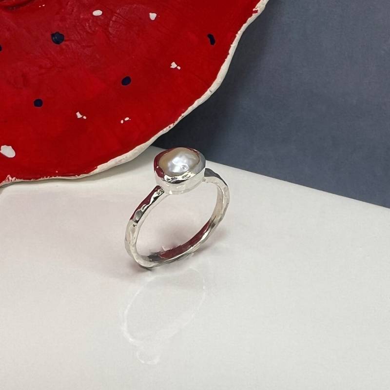 Χειροποίητο, ασημένιο 925°, δαχτυλίδι από την σειρά lines με Φυσικό Μαργαριτάρι.