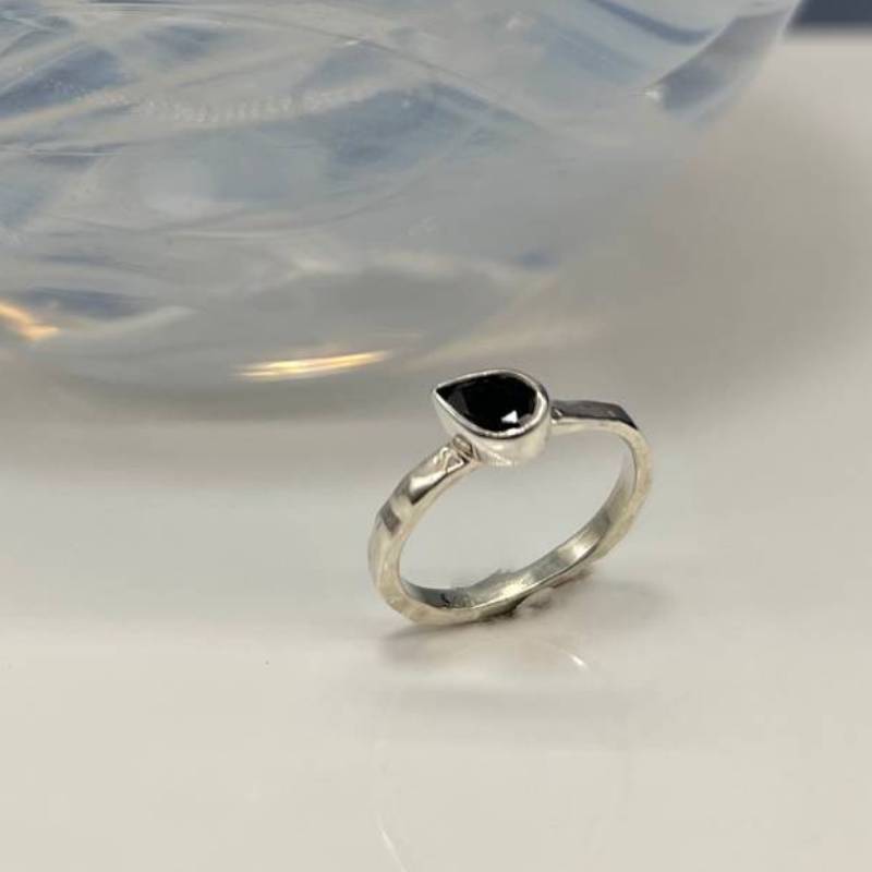 Χειροποίητο, ασημένιο 925°, δαχτυλίδι από την σειρά lines, με φυσικό ζαφείρι.
