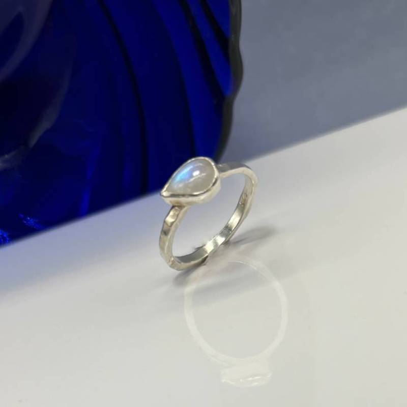 Χειροποίητο, ασημένιο 925°, δαχτυλίδι από την σειρά lines με Φυσική Φεγγαρόπετρα.