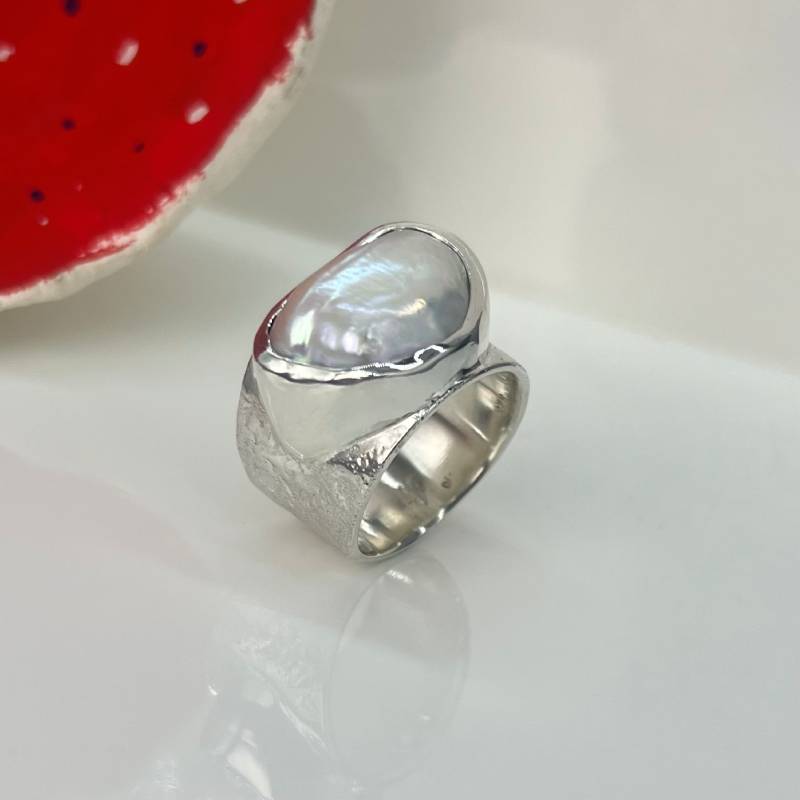 #MariaChrisohouJewelry. Χειροποίητο, ασημένιο 925°, δαχτυλίδι από την σειρά fire, με φυσικό μαργαριτάρι μπαρόκ, No60+.