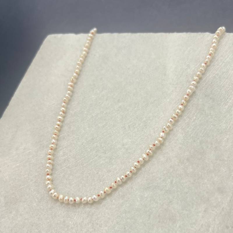 Κολιέ με Μαργαριτάρια Μπαρόκ Δεμένο με Κοραλλί Κλωστή και Κούμπωμα Ασήμι 925