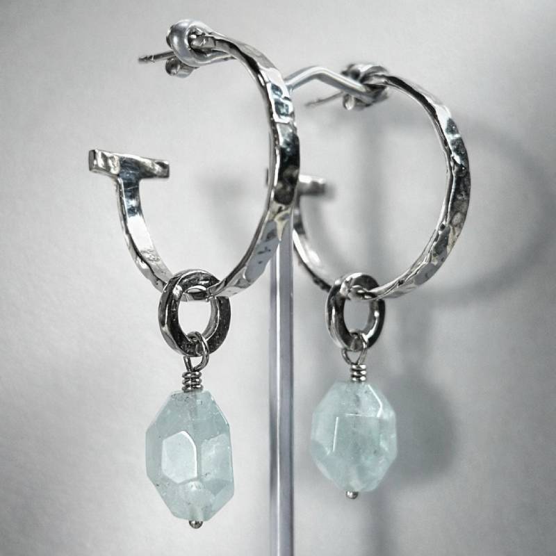 Χειροποίητα, ασημένια 925°, σκουλαρίκια από την σειρά lines, με φυσικές Άκουα Μαρίνες, γαλάζιου χρώματος.