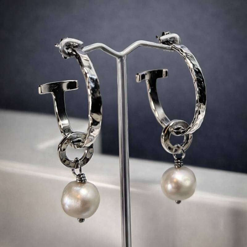 Χειροποίητα, ασημένια 925°, σκουλαρίκια από την σειρά lines, με φυσικά μαργαριτάρια.